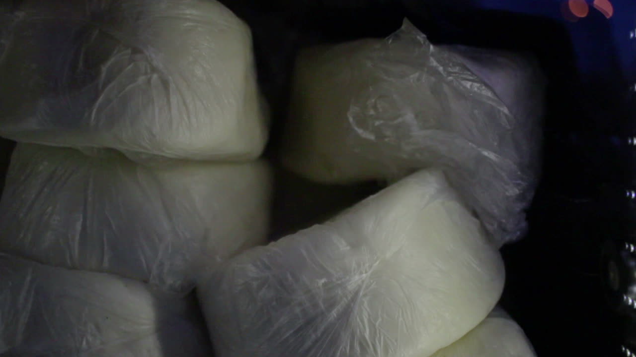 cabezas de queso envueltas en celofán. producto agrícola en la lechería