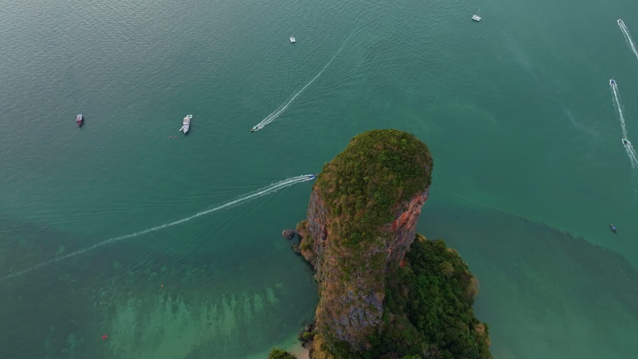 Bãi biển Railay yên bình dưới bầu trời Andaman đang nhạt dần