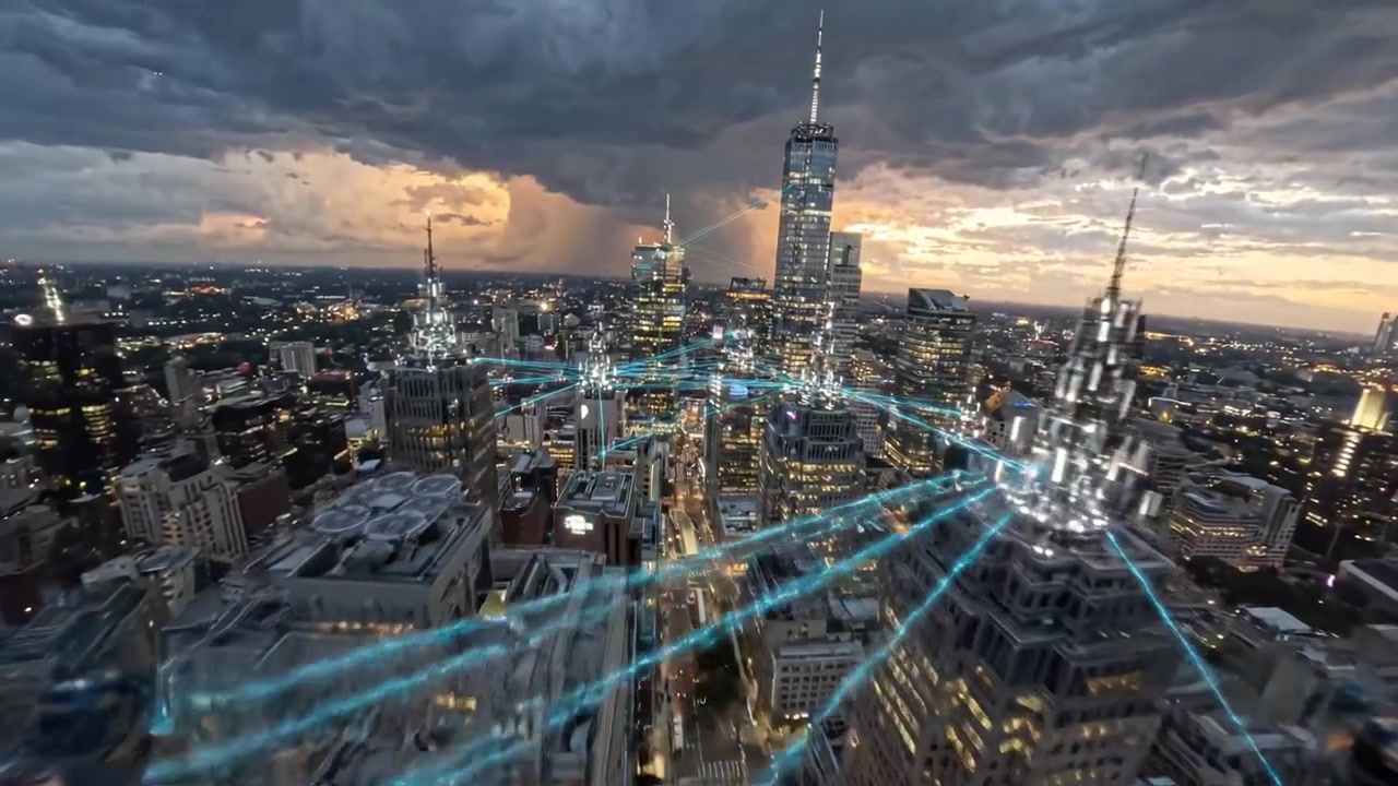 Vista aérea do horizonte da cidade ao pôr do sol com cobertura dramática de nuvens sobre edifícios altos e uma rede de luzes conectando arranha-céus em uma área metropolitana moderna