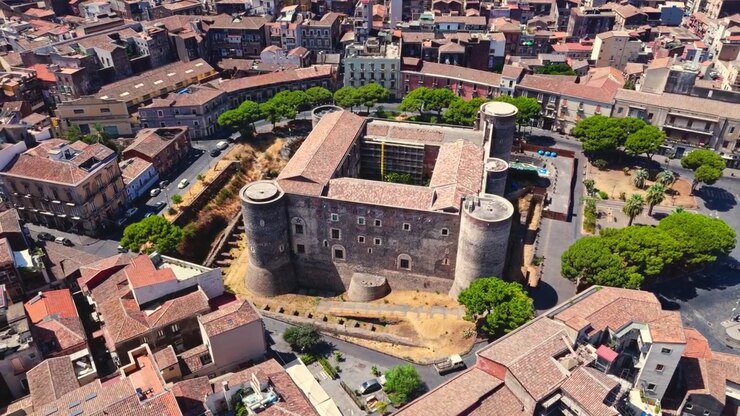 Veduta aerea con drone del Castello Ursino, un importante castello medievale del XIII secolo costruito dall'imperatore Federico II, situato nel centro storico di Catania, in Sicilia. Sotto la luce del sole di mezzogiorno in estate