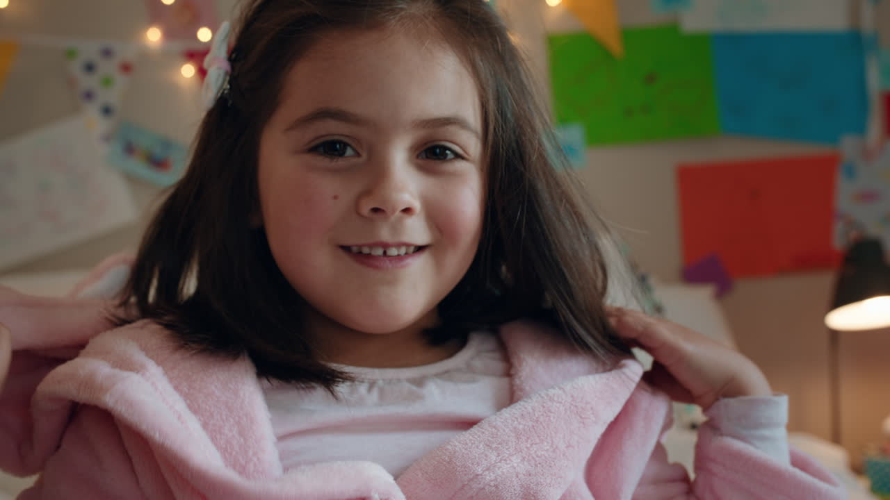 retrato de una niña hermosa con un lindo pijama de conejo sonriente, un niño feliz disfrutando de una infancia juguetona divirtiéndose en casa