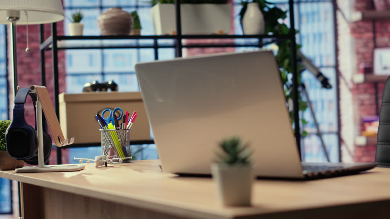 пустая квартира с современным и минималистским интерьером с деревянными полами