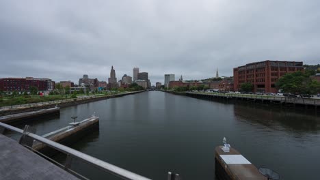 Großer-Zeitraffer-Auf-Der-Brücke-Von-Providence,-Rhode-Island,-Mit-Sich-Schnell-Bewegenden-Wolken-In-Neuengland