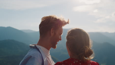 Una-Pareja-Divertida-Disfruta-De-Las-Montañas-Con-Vistas-Al-Verano.-Amantes-Felices-Se-Abrazan-En-Vacaciones-En-La-Naturaleza