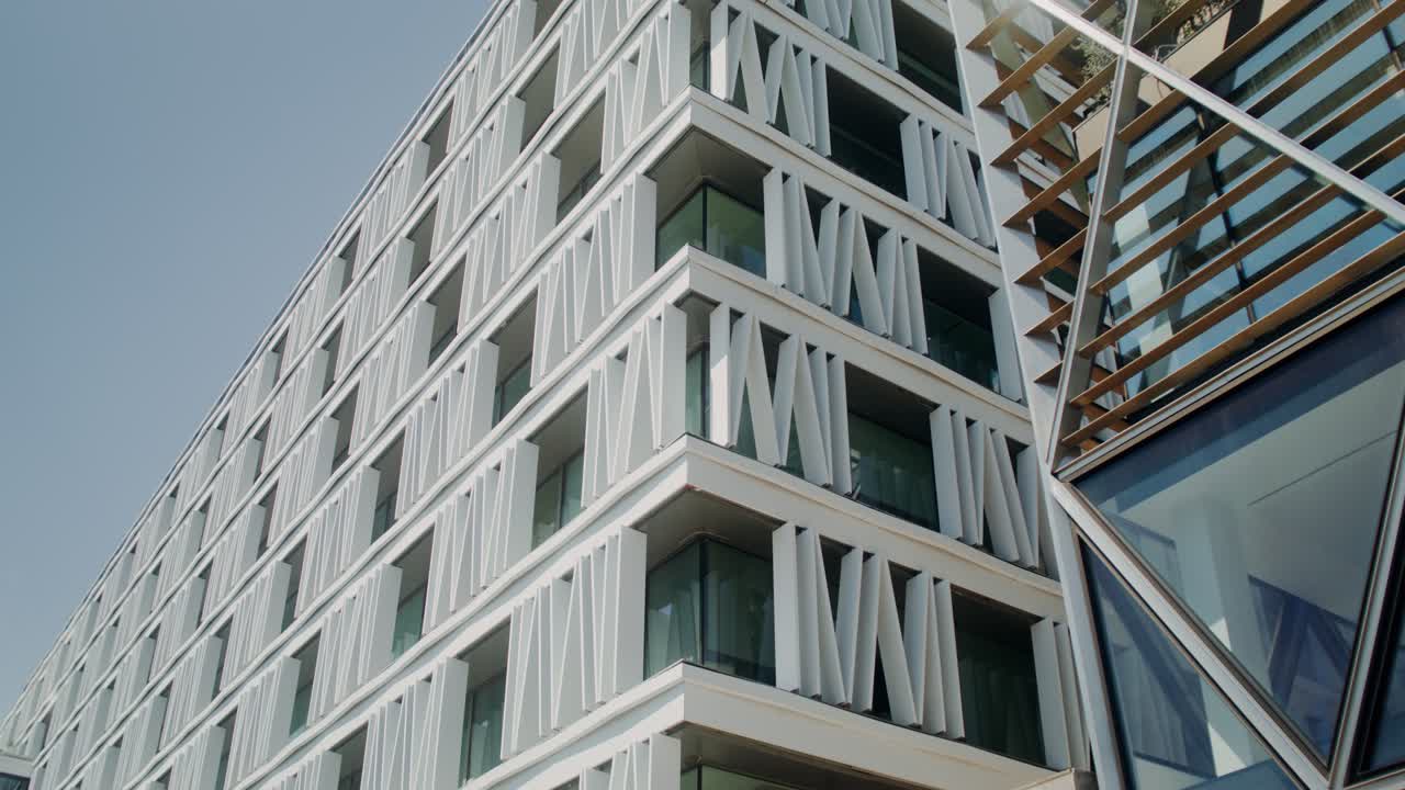 fachada de un edificio de apartamentos moderno