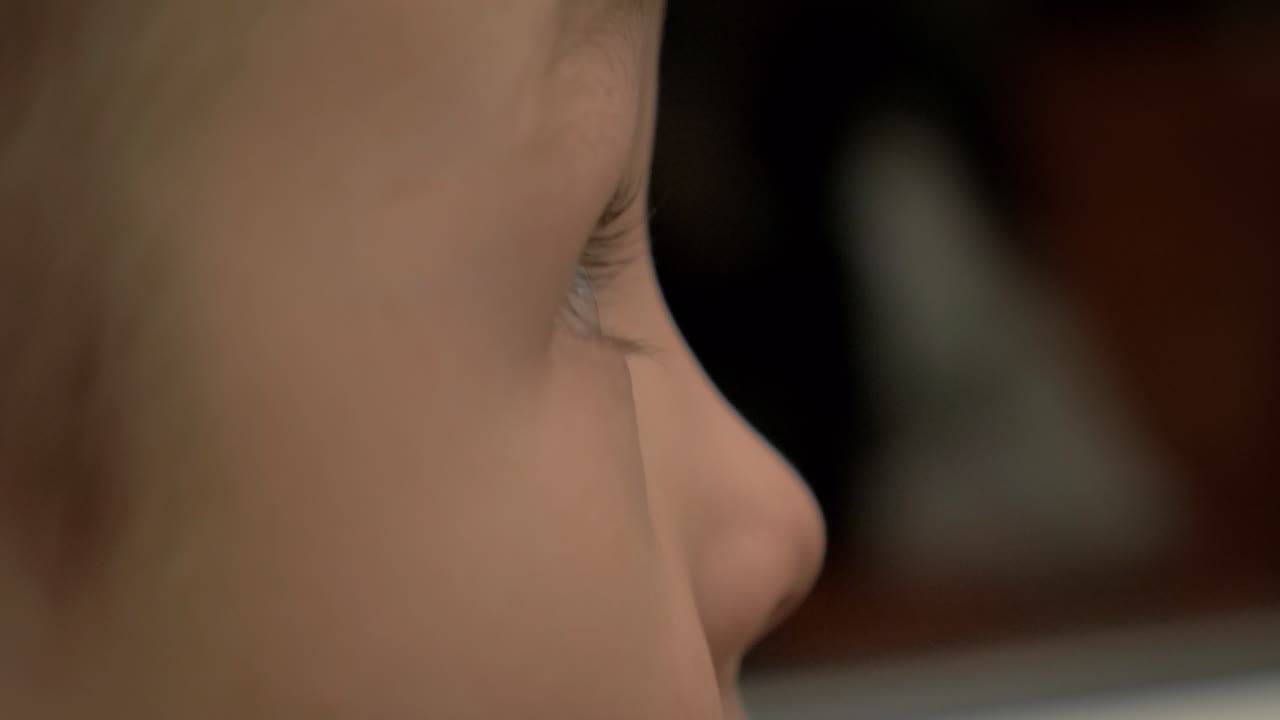 niño mirando a su alrededor con los ojos bien abiertos