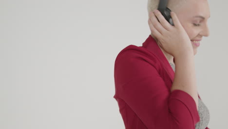modelo femenino con chaqueta escuchando auriculares y bailando 04