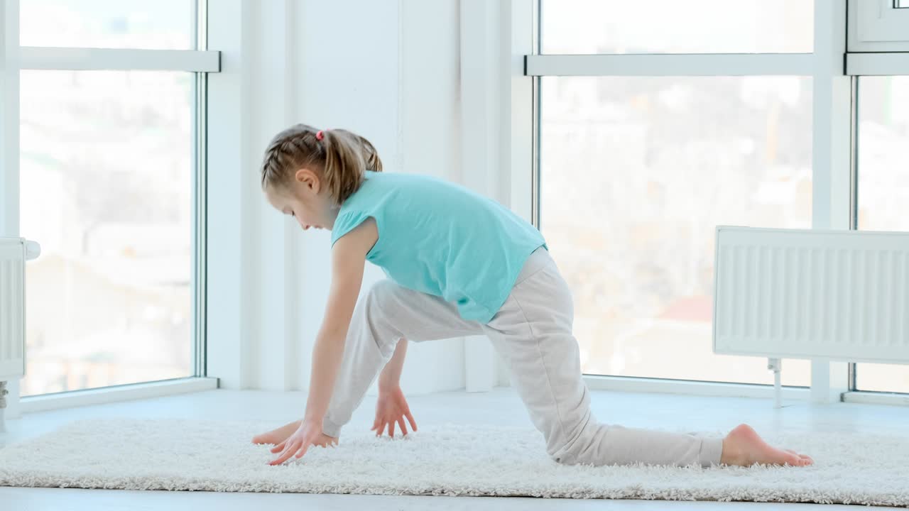 chica haciendo cuerda de gimnasia