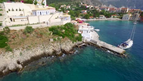 Drone-Dando-Vueltas-Alrededor-De-La-Punta-De-La-Península-En-La-Playa-De-Agriosiko,-Una-Escapada-Secreta-Ubicada-En-La-Isla-De-Cefalonia,-En-El-Oeste-De-Grecia.