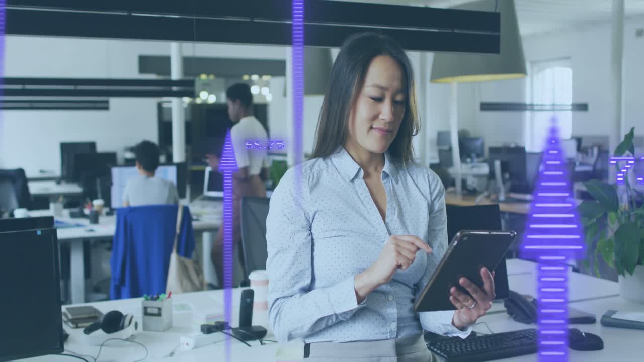 animación del procesamiento de datos del mercado de valores contra una mujer asiática que usa una tableta digital en la oficina