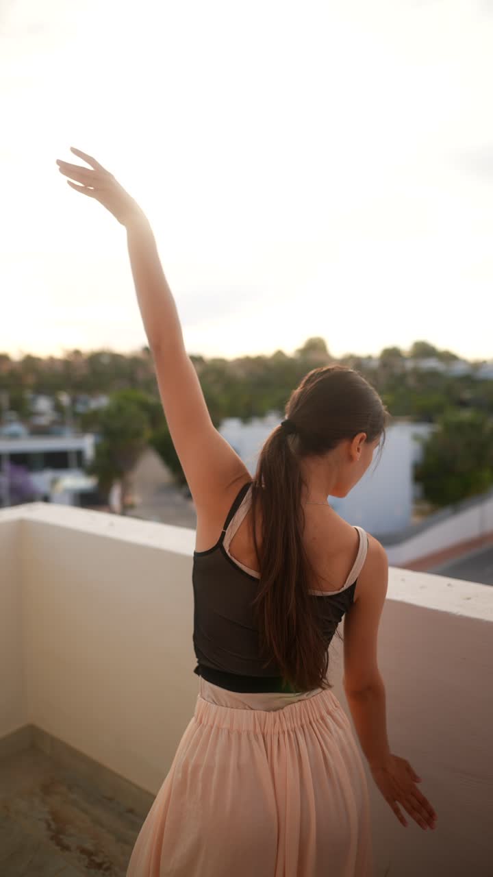 bailarina de ballet en el balcón al atardecer