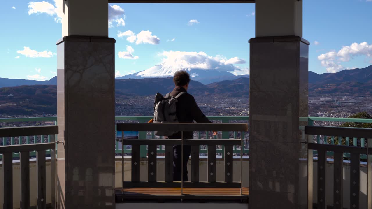 tokio, japón - un turista con vistas al amplio paisaje desde la terraza donde se encuentra el icónico monte
