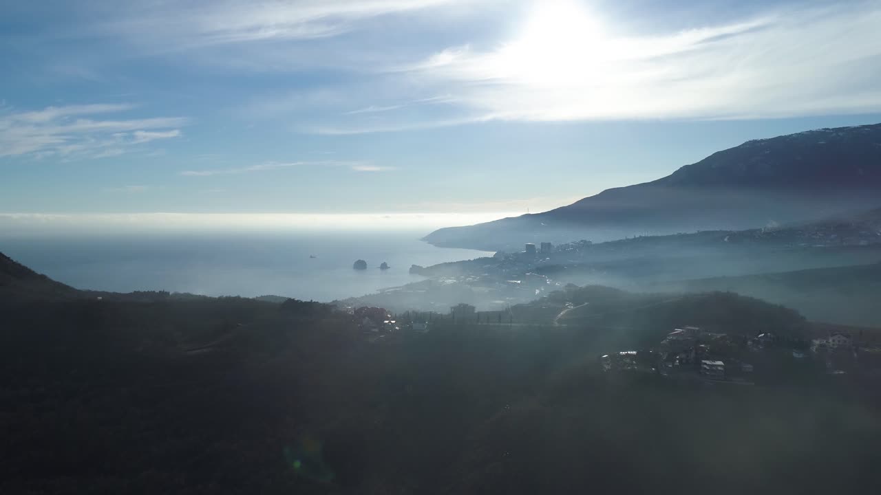 해안 도시 의 안개 가 가득 한 산상