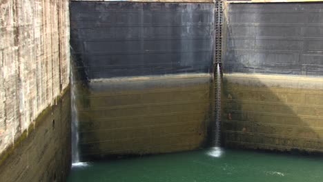 geschlossenes tor der schleusenkammer von gatun, panamakanal