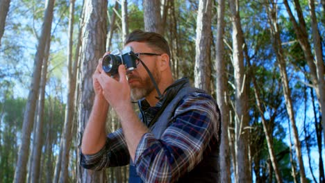 hombre tomando una foto con una cámara vintage en un día soleado 4k