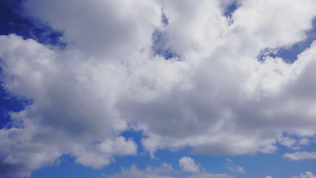 un cielo con algunas nubes dispersas durante el día