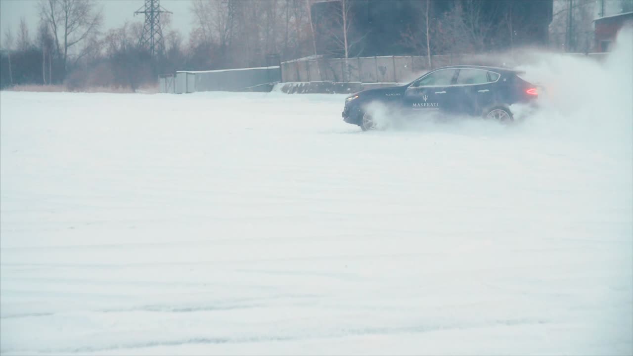 maserati a la deriva en la nieve