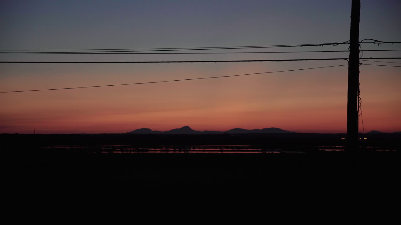 일몰 동안 소금 평원