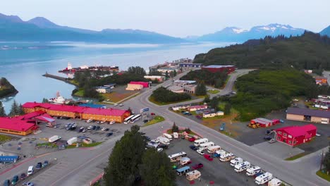 Video-De-Drones-De-4k-De-La-Estación-De-Guardacostas-Estadounidense-En-Port-Valdez-En-Valdez,-Ak-Durante-Un-Día-Soleado-De-Verano