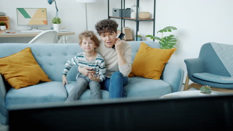 madre y hijo viendo la televisión