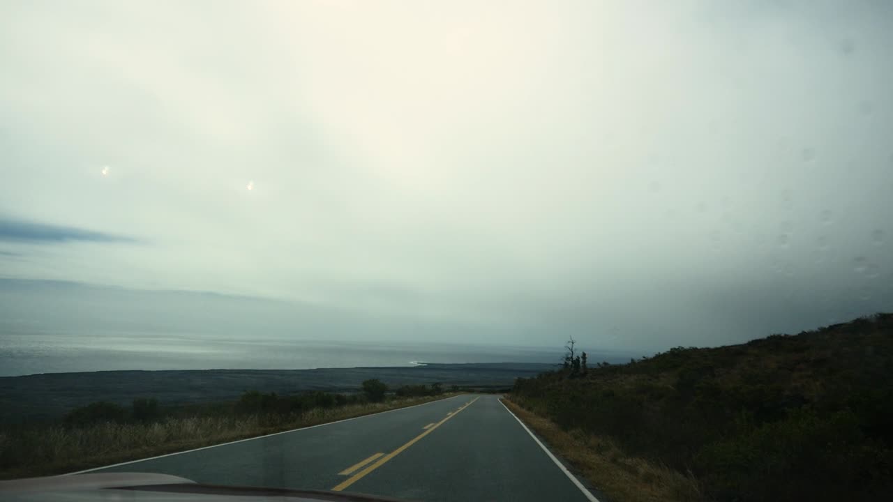 지질 학적으로 최근의 용암 흐름으로 만들어진 일반적으로 황량한 젊은 풍경과 함께 하와이 섬의 화산 국립 공원에서 회색의 날