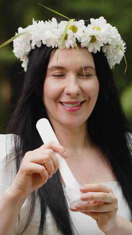 feliz 40 años de edad madura mujer de mediana edad aplicando la piel facial crema hidratante tratamiento de belleza