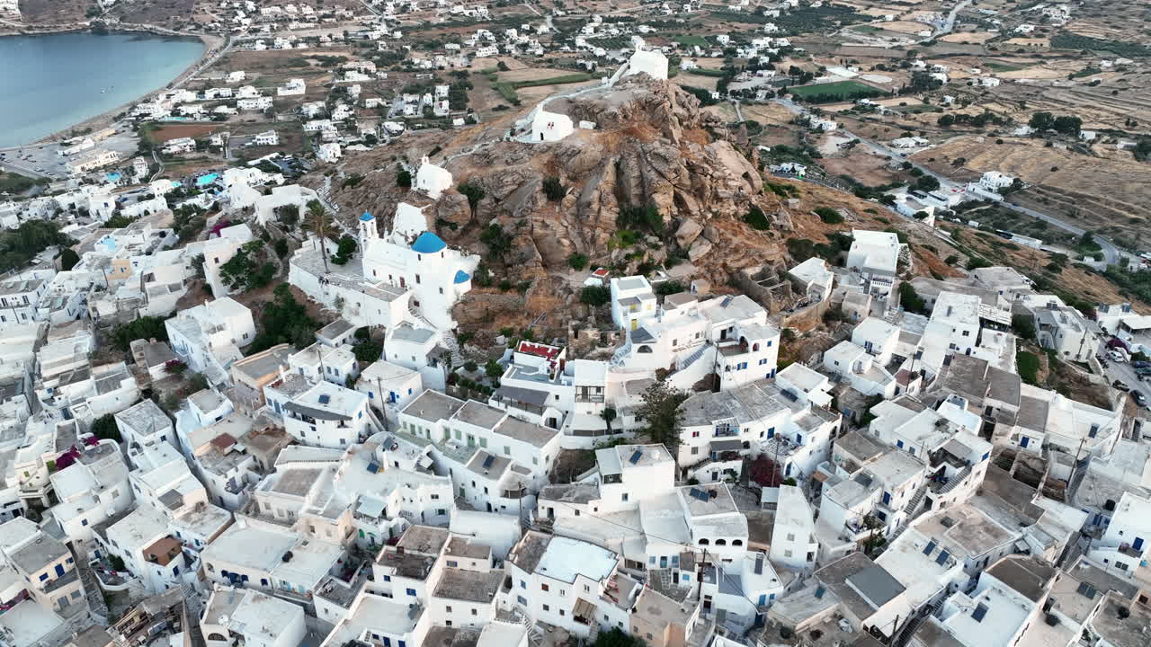 그리스 이오스 섬의 코라 마을 위로 일출