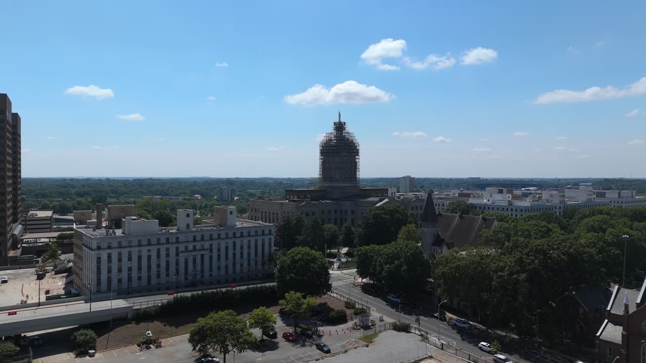 disparo aéreo empujando en el edificio del capitolio del estado de georgia en construcción