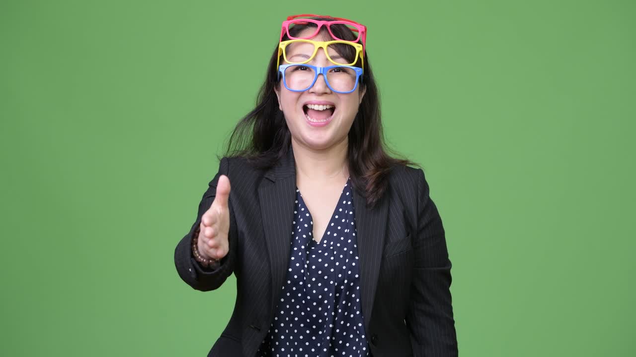 una hermosa mujer de negocios asiática madura que lleva muchas gafas como concepto gracioso