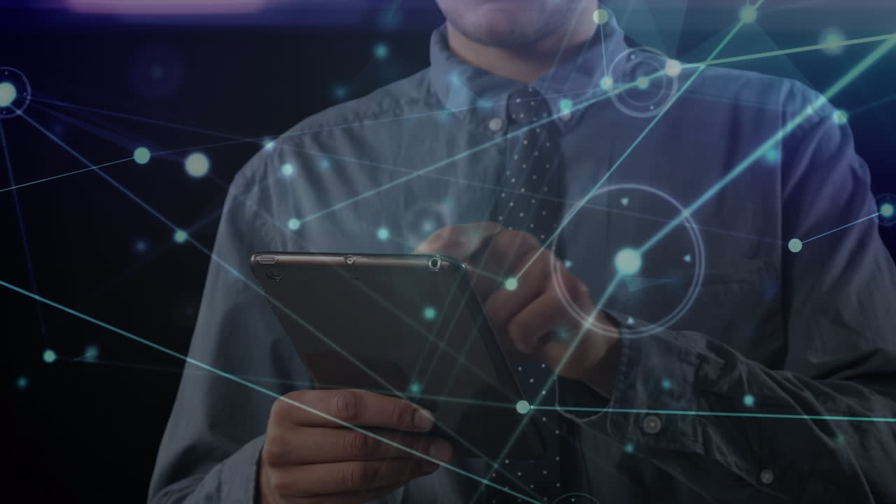 animación de redes de conexiones a través de un empresario caucásico usando una tableta