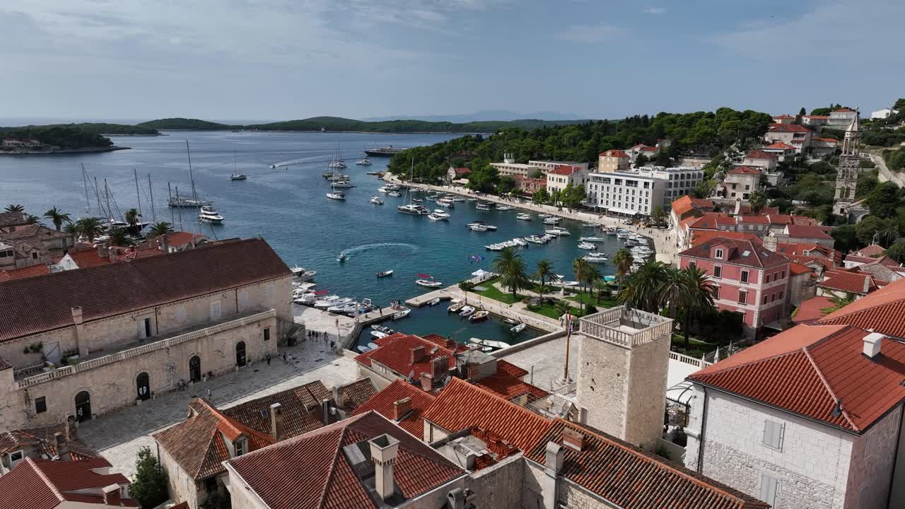 Krásný letecký panoramatický pohled na přístav Hvar v Chorvatsku