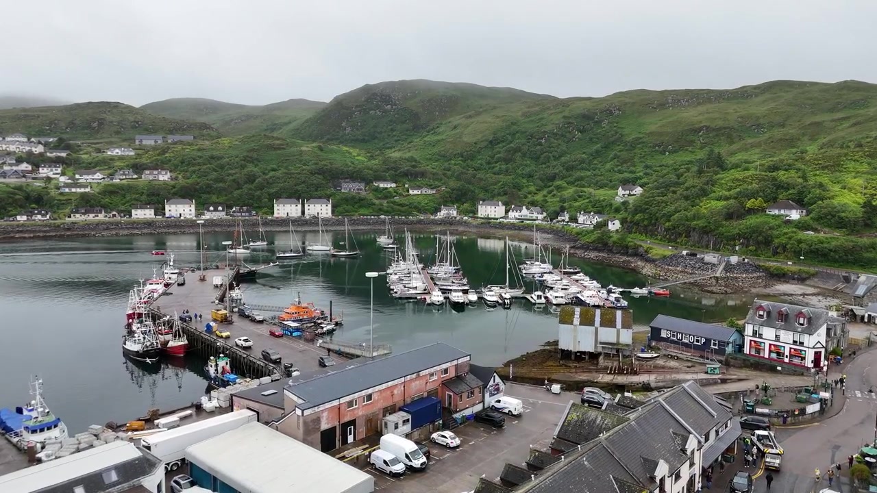 Flygvy över strandpromenaden och kajerna i Mallaig, en traditionell fiskeby i Morar på Skottlands västkust.