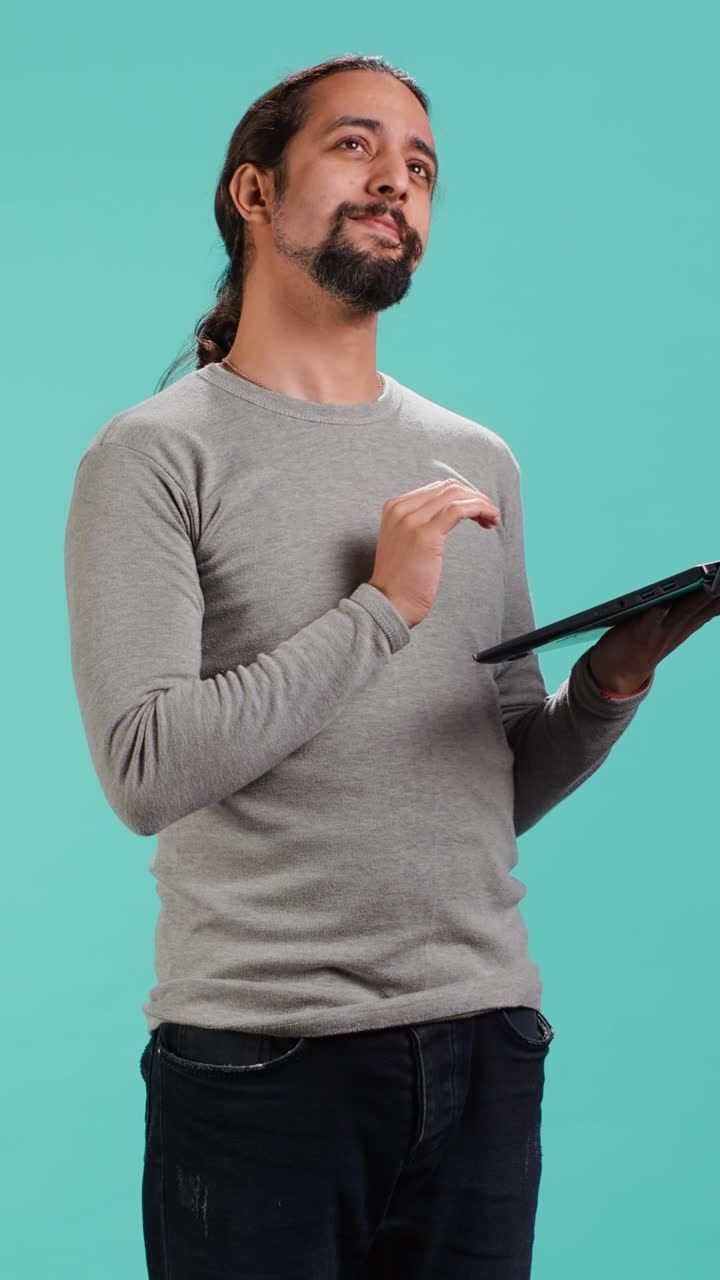 Video verticale: uomo che usa un laptop per svolgere attività aziendali per conto della società