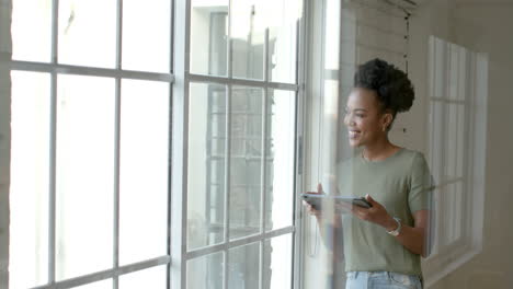 Una-Joven-Afroamericana-Está-Junto-A-Una-Ventana,-Con-Espacio-Para-Copiar