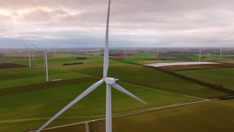 Turbina-Eólica-Poi-Al-Atardecer,-Paisaje-Francés