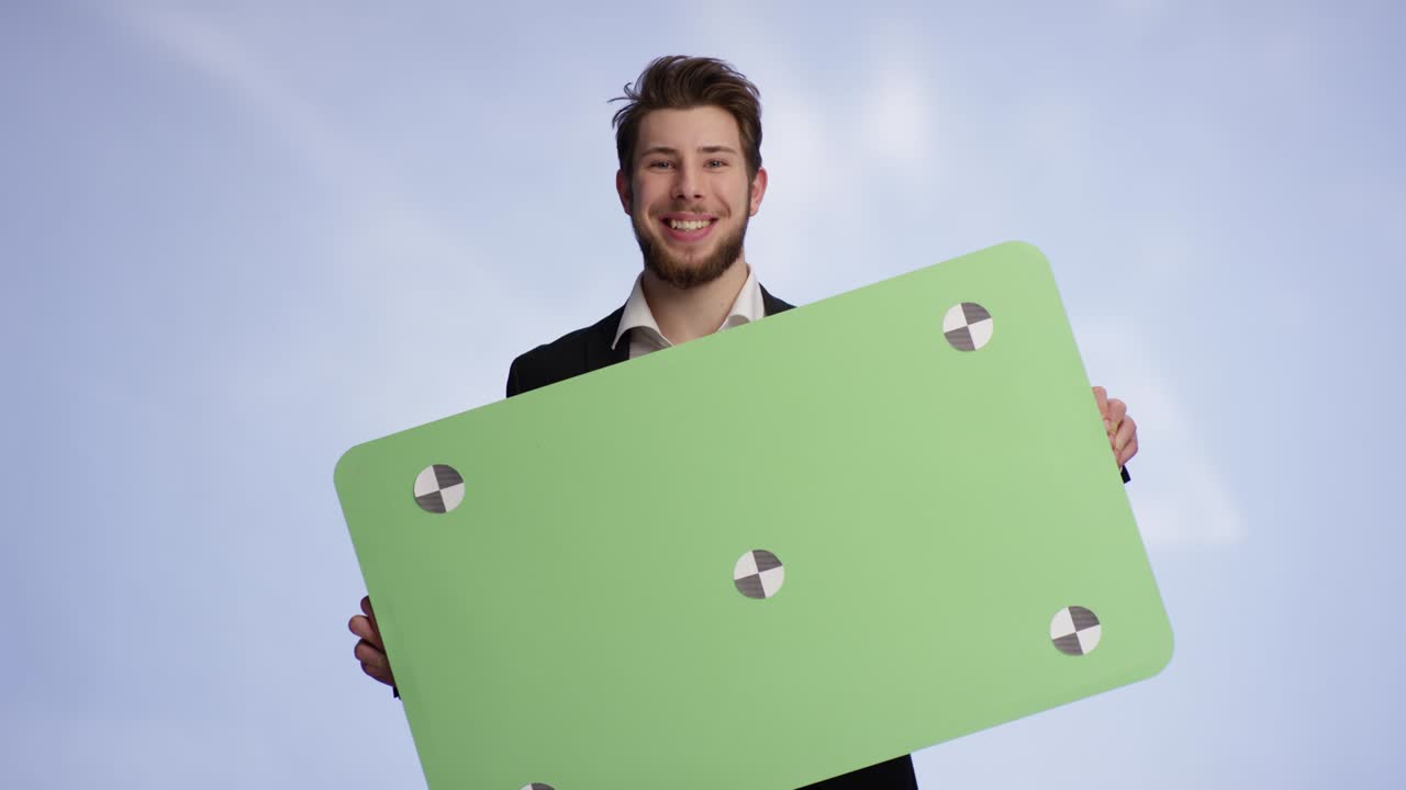 el joven está presentando su tarjeta de promoción.