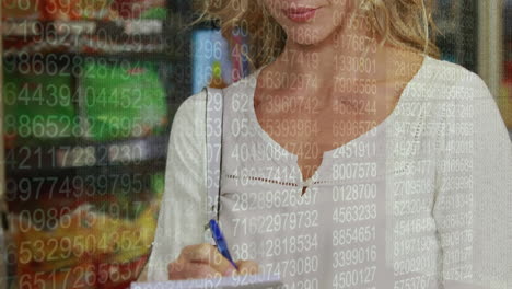 procesamiento de datos contra mujeres tomando notas mientras compran comestibles