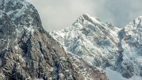 hermosos picos montañosos cubiertos de nieve de los alpes, día soleado