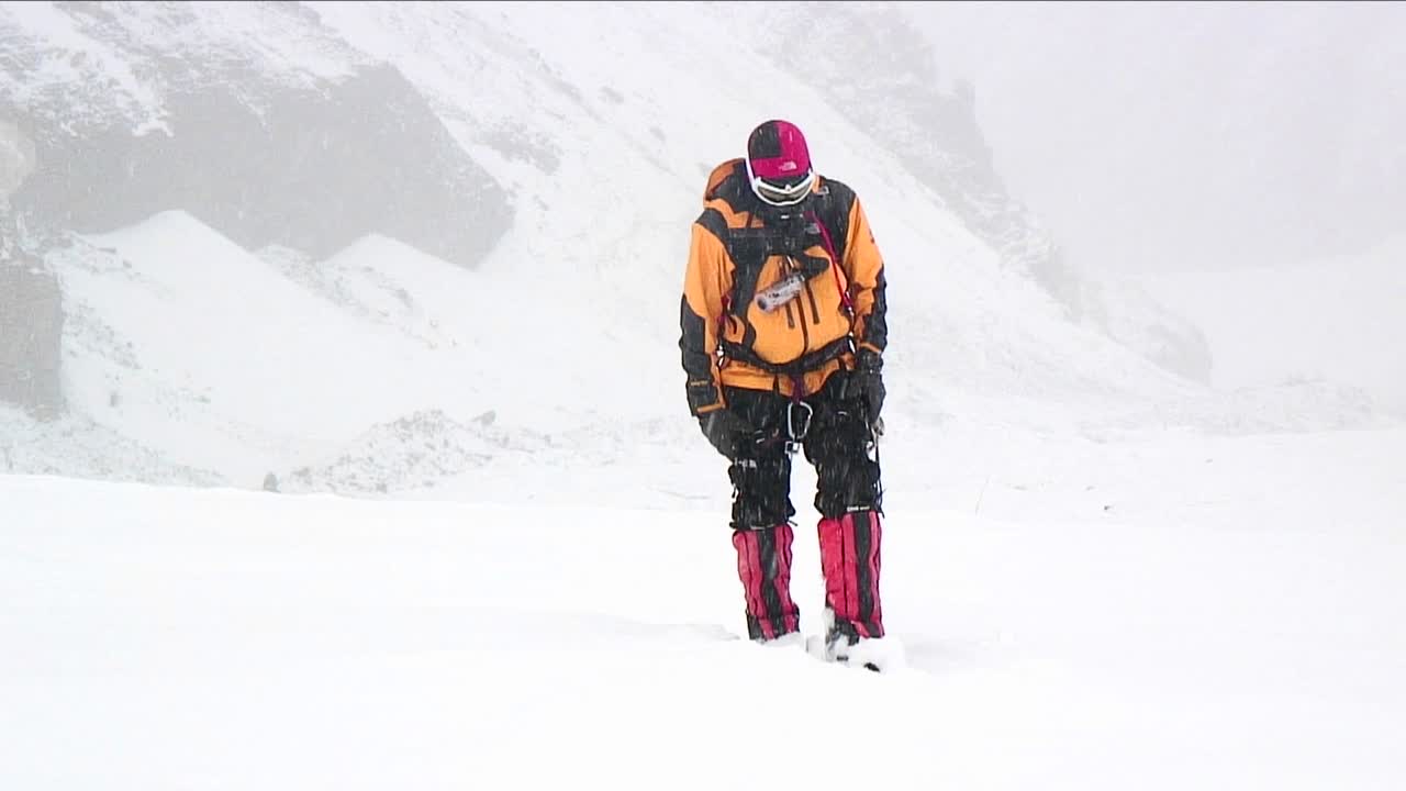 떨어지는 눈을 통해 접근하는 산악인