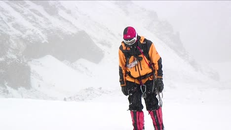 Escalador-Acercándose-A-Través-De-La-Nieve-Que-Cae