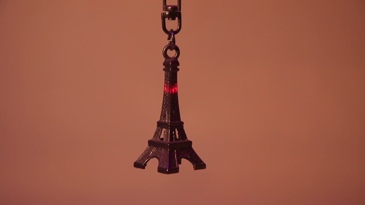 Primo piano del portachiavi souvenir in metallo della Mini Torre Eiffel