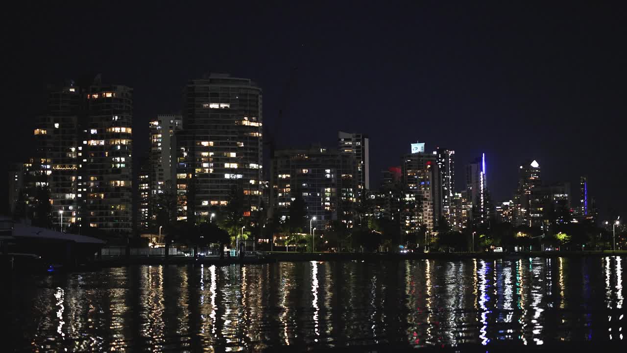 밤에 물 위에 반사되는 도시 스카이 라인과 불빛
