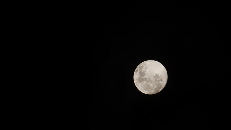 Revelação lenta, da direita para a esquerda, da lua cheia enquanto as nuvens passam na frente