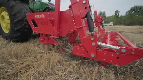 demostración de maquinaria agrícola en una exposición. los tractores operan en el campo, mostrando sus capacidades y rendimiento en acción
