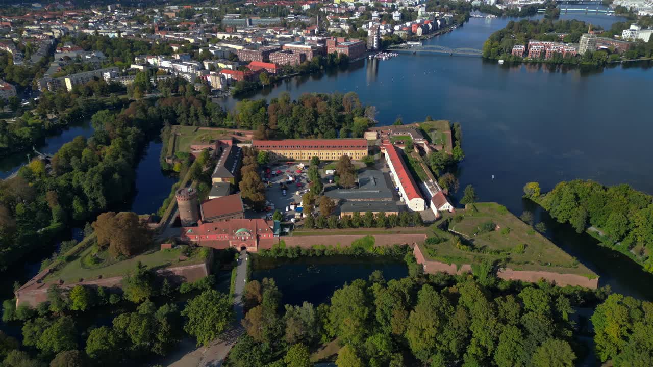 La cittadella di Spandau, un'imponente fortezza rinascimentale circondata dall'acqua, si erge sotto un cielo limpido. Fantastico filmato aereo con volo circolare di un drone
