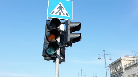 Die-Ampel-Wird-Am-Himmel-Rot