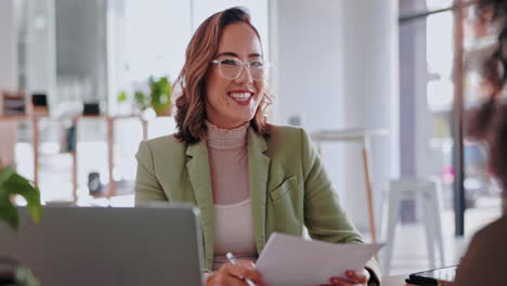 Mujer-De-Negocios,-Entrevista-Y-Contratación-En-Reunión