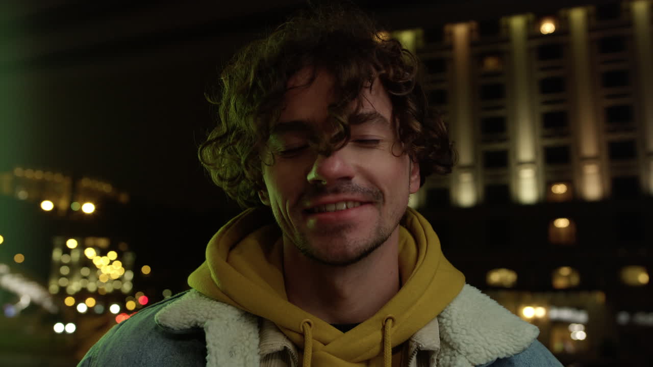 un tipo sonriente sintiéndose feliz en la calle de la ciudad.