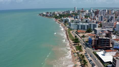 Nach-Oben-Neigende-Luftdrohnenaufnahme-Der-Tropischen-Strandstadt-Cabedelo,-Brasilien,-Vom-Intermares-Strand-In-Der-Nähe-Von-Joao-Pessoa-Mit-Wolkenkratzern-Entlang-Der-Küste-Im-Bundesstaat-Paraiba-An-Einem-Sommertag