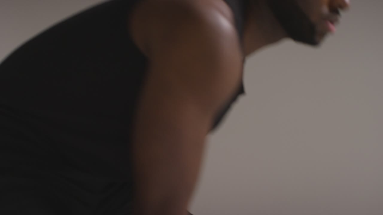 disparo de estudio de cerca de un jugador de baloncesto masculino driblando y rebotando la pelota contra un fondo blanco